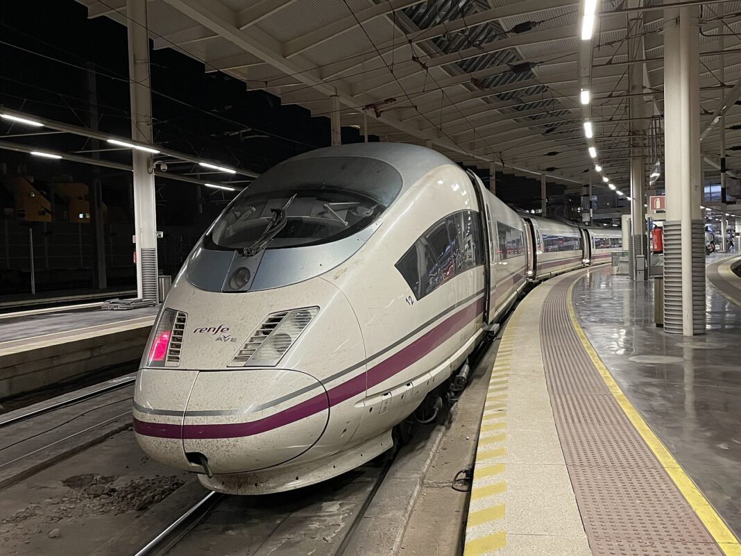 Tren AVE serie 103 de Renfe, base del Velaro Novo, en un andén de Madrid-Atocha
