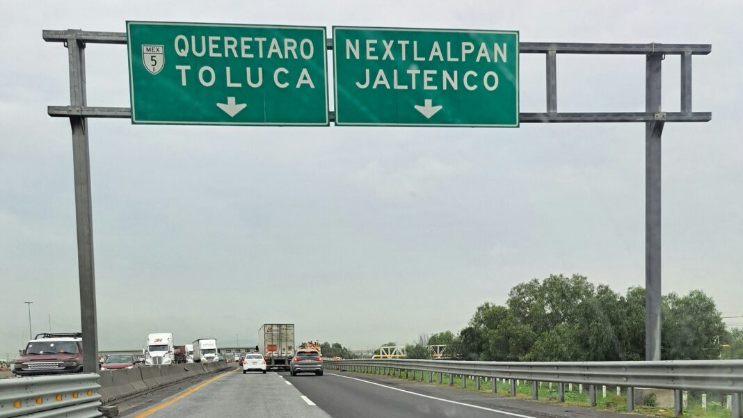 Tráileres y autos circulan por el Circuito Exterior Mexiquense bajo los señalamientos hacia Querétaro, Toluca, Nextlalpan y Jaltenco