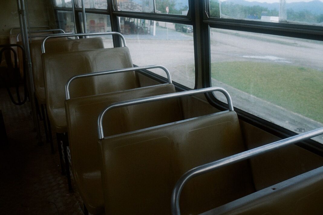 Asientos vacíos en el interior de un autobús de transporte público