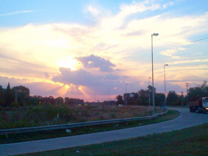 Peaje de la Ruta 6 sube 23,8%: un semi ya paga $18.210 el tramo Curva de acceso a la Ruta Provincial 6 en Vuelta de Ranchos al atardecer, con un camión en el carril