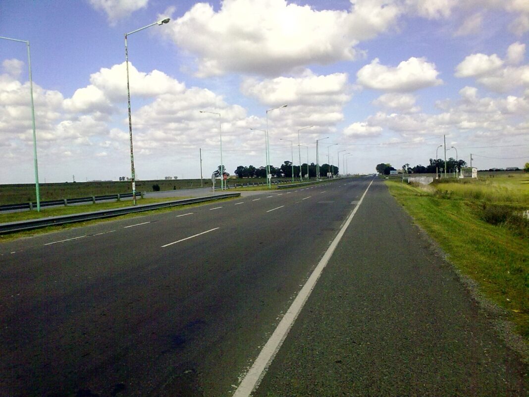Ruta 6: Aubasa ya cobra peaje sin cabinas y un semi paga $14.709 Autovía bonaerense de varios carriles atravesando la llanura pampeana