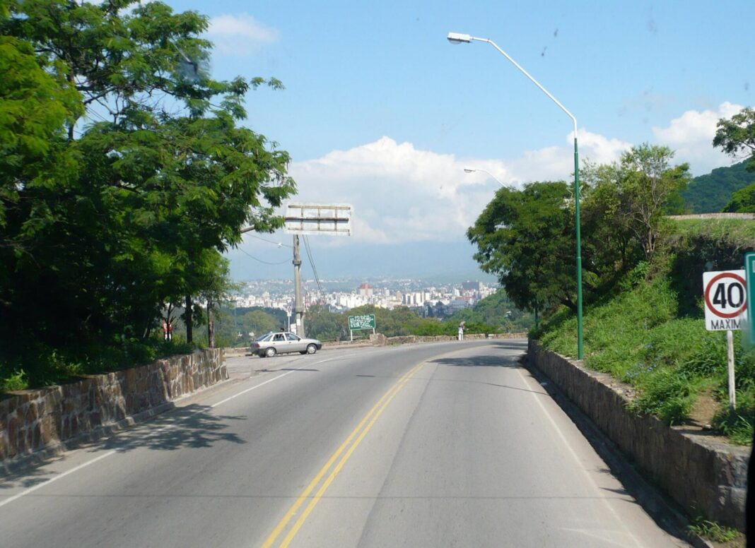 Ingreso a la ciudad de Salta por la Ruta Nacional 9, con la ciudad y los cerros al fondo