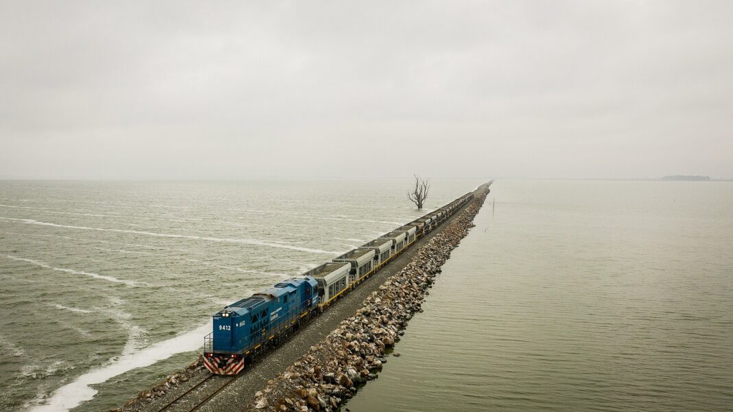 Tren de Trenes Argentinos Cargas con vagones tolva sobre un terraplén en la provincia de Santa Fe