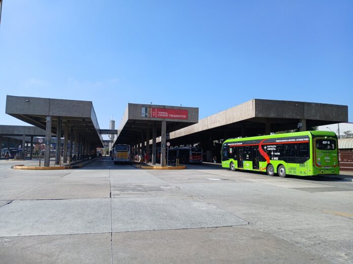 São Paulo: solo 71% de los buses salió el día del balotaje Terminal de buses Cidade Tiradentes, en São Paulo, con buses de SPTrans en las plataformas