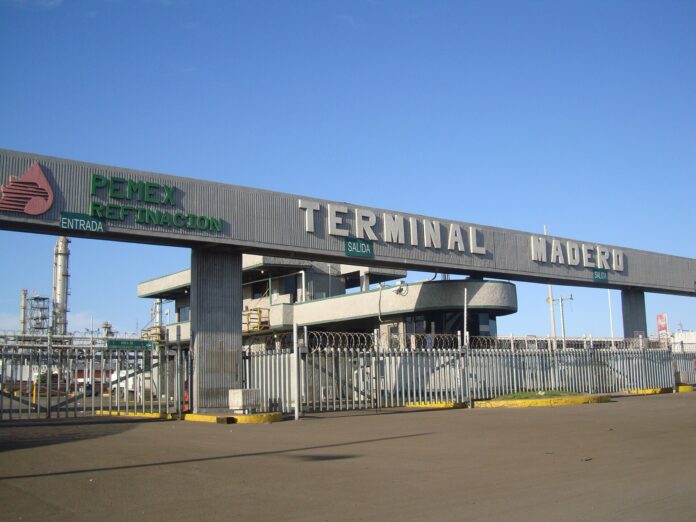 México: Sener garantiza el abasto de diésel y Amanac ve crisis Acceso a la Terminal Madero de Pemex Refinación, con la caseta de control, la reja de entrada y las torres de la refinería al fondo bajo un cielo despejado