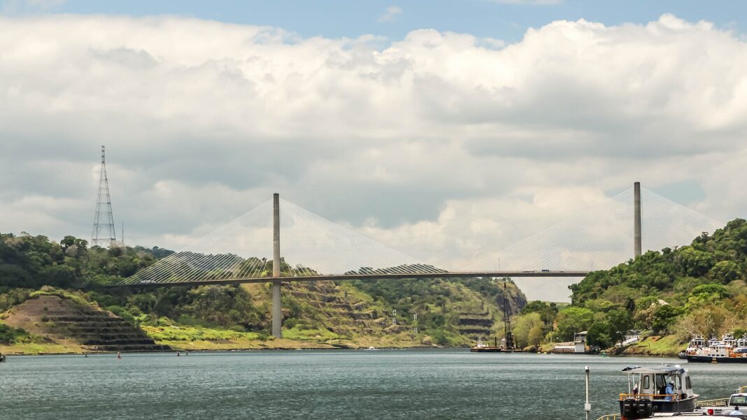 Puente Centenario sobre el Canal de Panamá