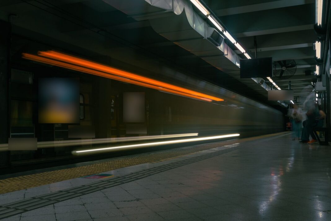 Tren del subte de Buenos Aires entrando a un andén, en una toma de larga exposición