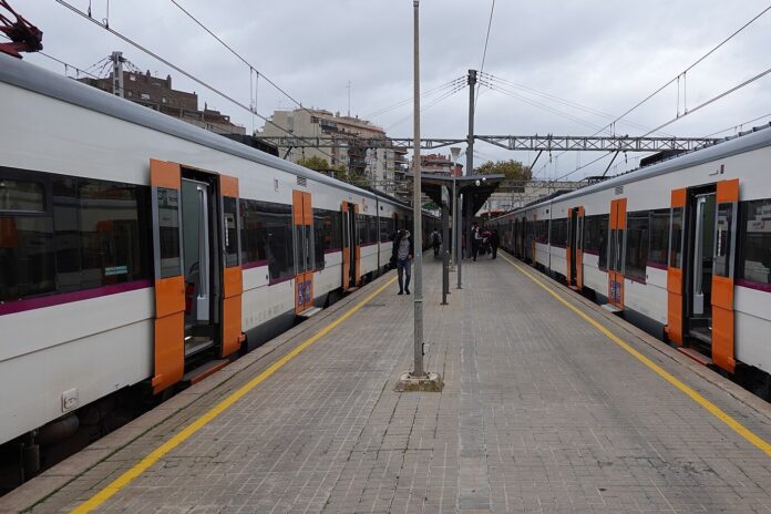 Cataluña: el temporal deja nueve líneas de Rodalies con cortes Trenes de Rodalies detenidos en un andén de L'Hospitalet de Llobregat bajo cielo nublado