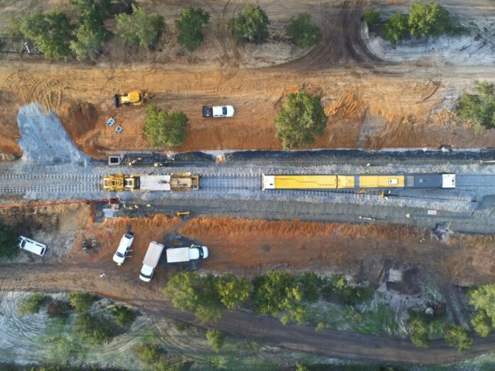 Tren AIFA-Pachuca: Sheinbaum expropia 98 predios con 45% de obra Vista aérea de obras de terracería junto a una vía férrea en construcción