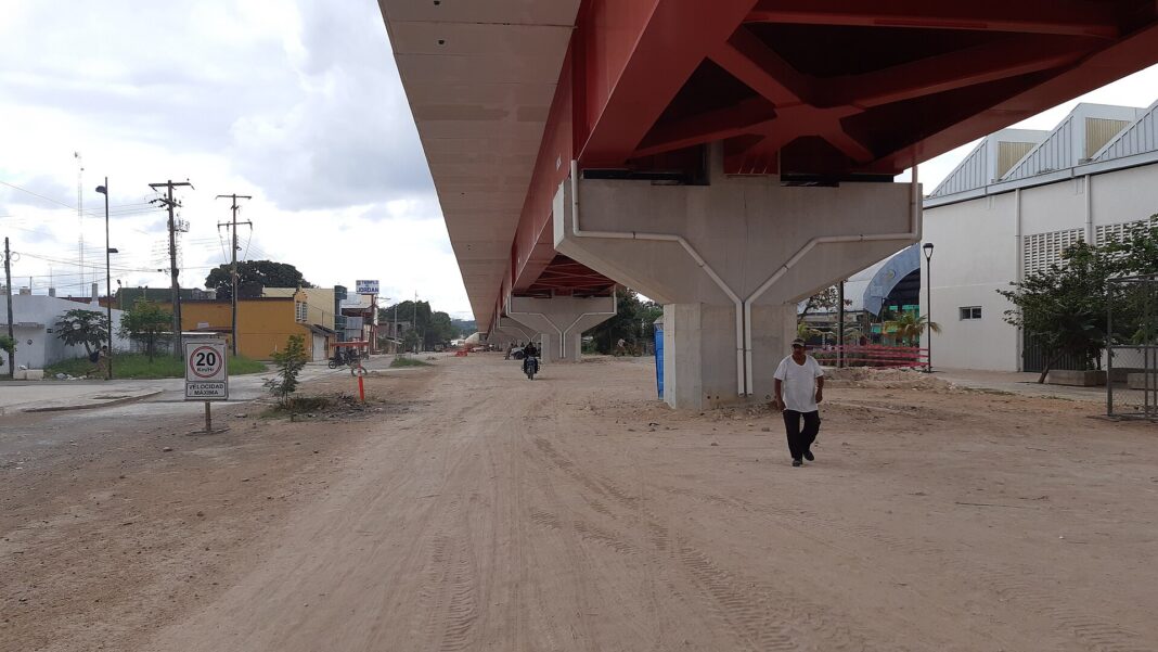 Viaducto elevado del Tren Maya sobre una calle de Escárcega, Campeche