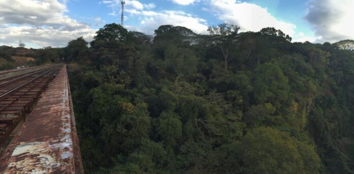 Costa Rica estudiará el tren a Puntarenas con US$1,6 M del BCIE Vía férrea en desuso sobre un puente metálico cerca de Atenas, en la antigua línea al Pacífico de Costa Rica