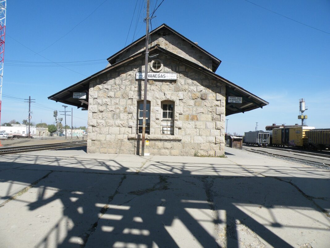 Antigua estación de ferrocarril de Vanegas, San Luis Potosí, con vagones de carga estacionados en las vías laterales