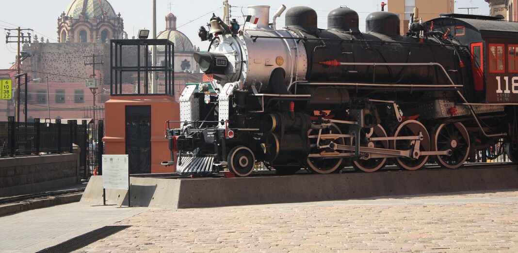 Locomotora de vapor exhibida frente a la antigua estación de ferrocarril de San Luis Potosí