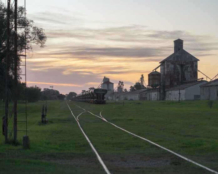 Tucumán: siete vagones de un tren de soja volcaron en Ranchillos Vagones tolva para granos junto a silos en una estación ferroviaria de Argentina