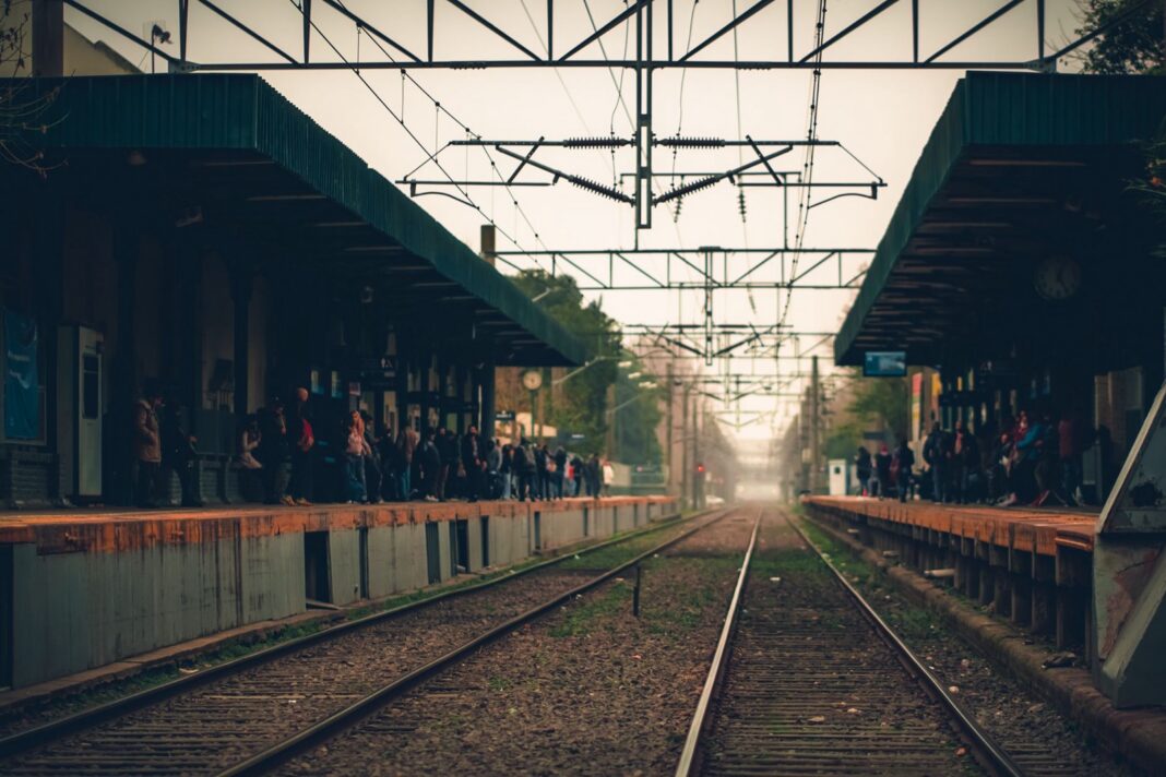 Pasajeros esperan en los andenes de la estación Adrogué, en el sur del conurbano bonaerense, con las vías vacías en el centro