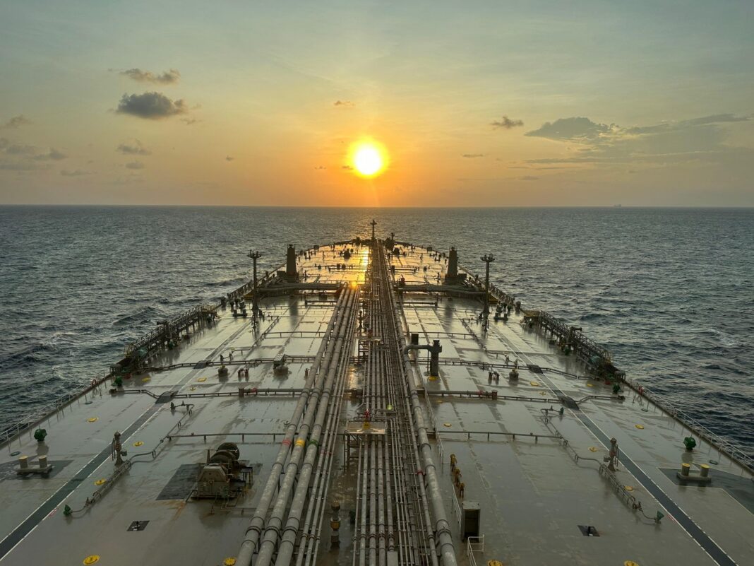 Cubierta de un buque petrolero en alta mar al atardecer