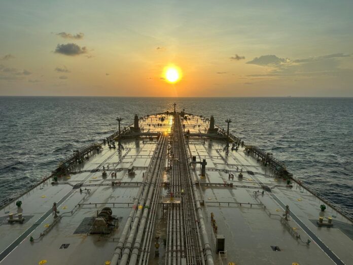 EE. UU.: Trump pacta diésel ruso y el galón sigue en US$6,28 Cubierta de un buque petrolero en alta mar al atardecer