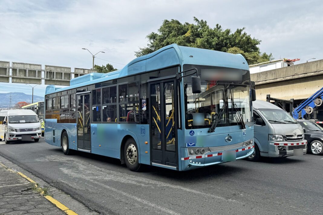 Bus eléctrico azul de transporte público circulando en una vía de la Gran Área Metropolitana de Costa Rica
