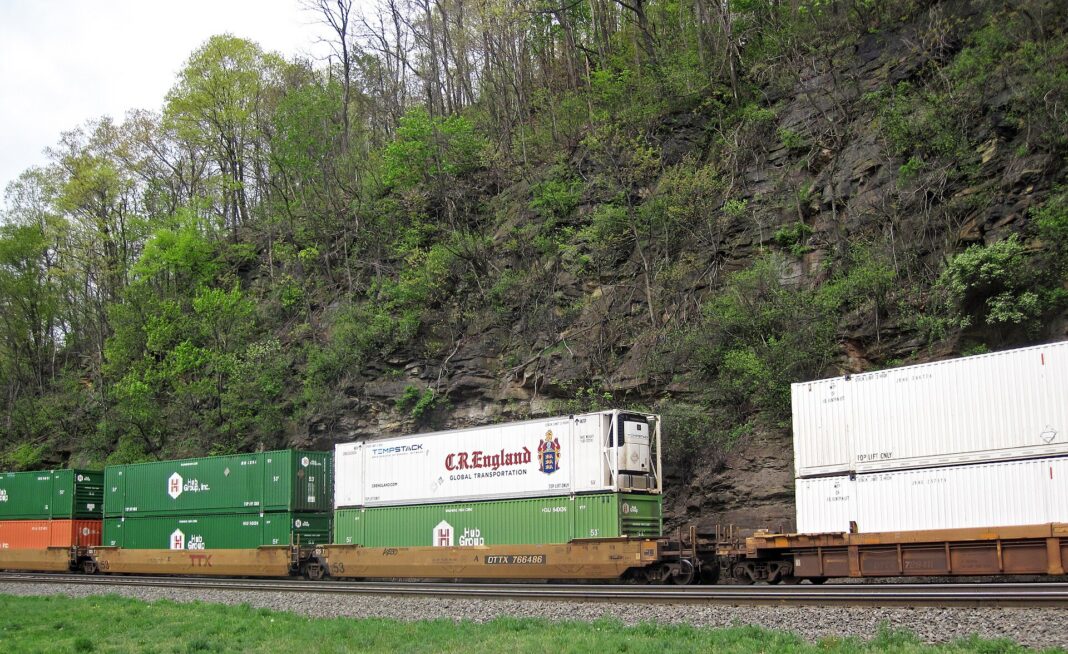 Tren intermodal de doble estiba con contenedores en la curva de Horseshoe, Pensilvania