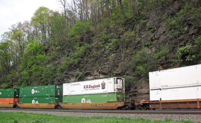 Union Pacific sube 11% en intermodal; Norfolk Southern, solo 3% Tren intermodal de doble estiba con contenedores en la curva de Horseshoe, Pensilvania
