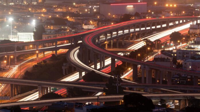 Tesla en modo FSD mata a un peatón de 71 años en Vallejo Autopistas elevadas de la bahía de San Francisco de noche con estelas de luz del tráfico