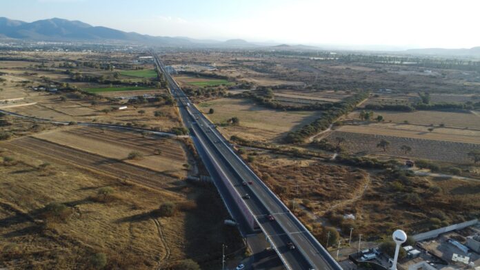 Veracruz castigará con hasta 5 años de cárcel la rapiña de carga Vista aérea de una autopista que cruza zonas de cultivo en México