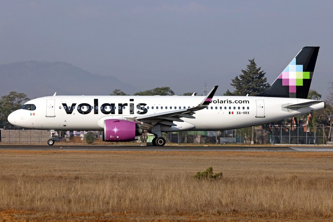 Airbus A320neo de Volaris en la pista del aeropuerto de Toluca