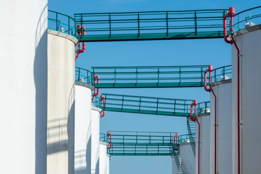 Tanques de almacenamiento de combustible con pasarelas en una planta industrial